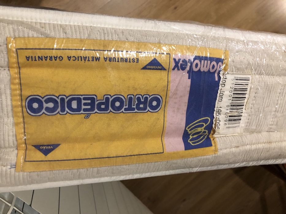 Sofás individuais e colchão