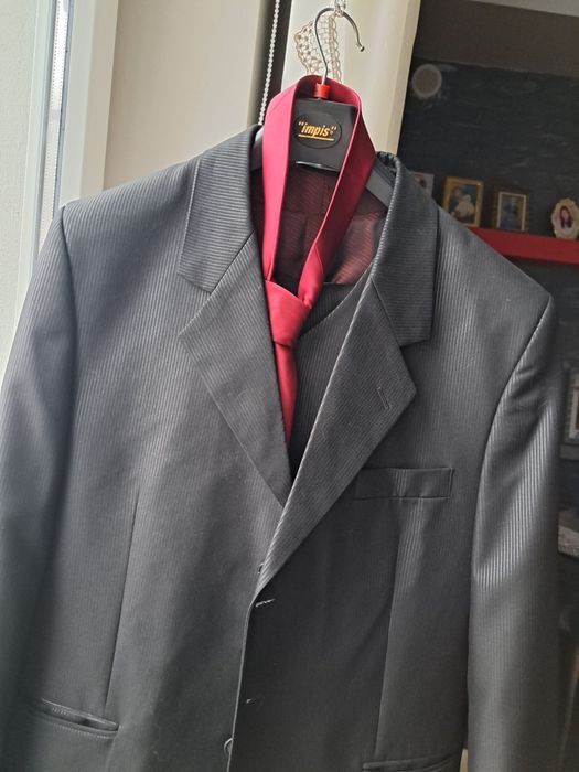 Komplet garniturowy z kamizelka wizytowy w rozmiarze 48 .