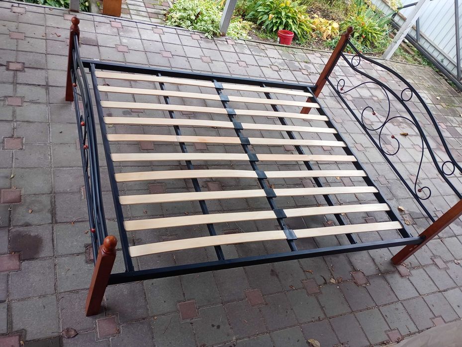 Кровать металлическая двуспальная с матрасом