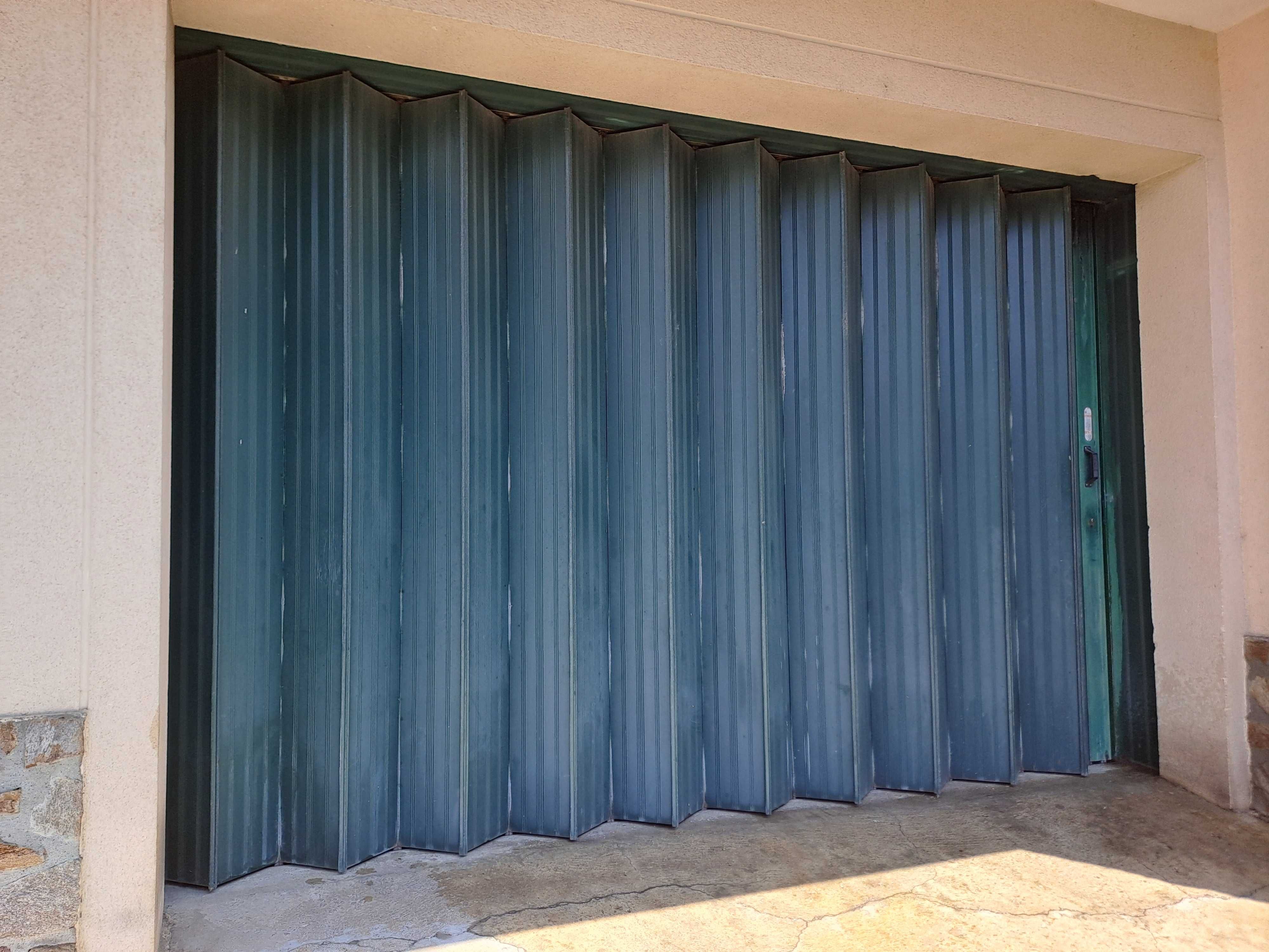 Portão de garagem em fole