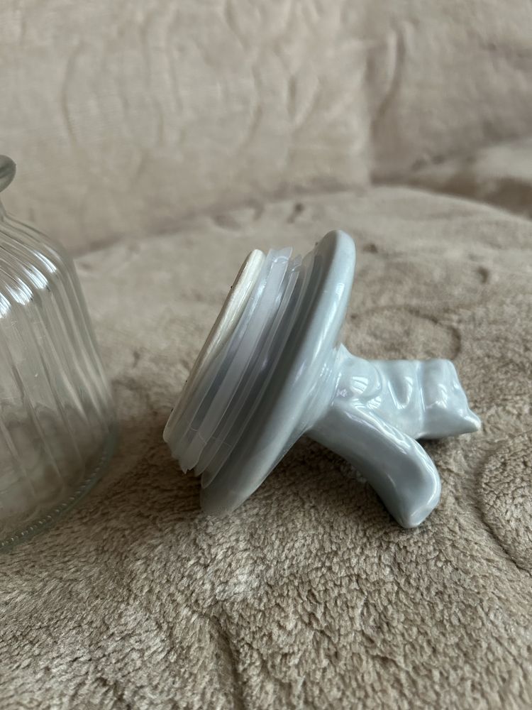 Pojemnik na materiały sypkie o pojemności ok 600 ml