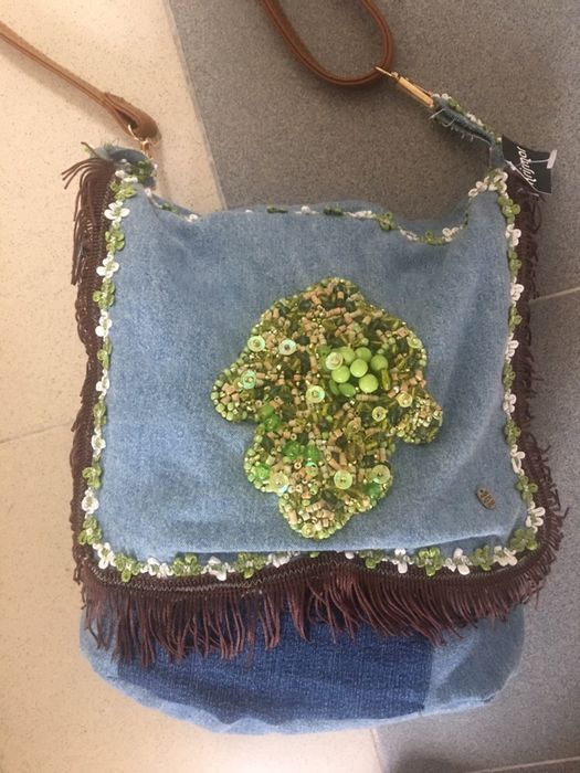 Mala exclusiva bordada a missangas artesanal