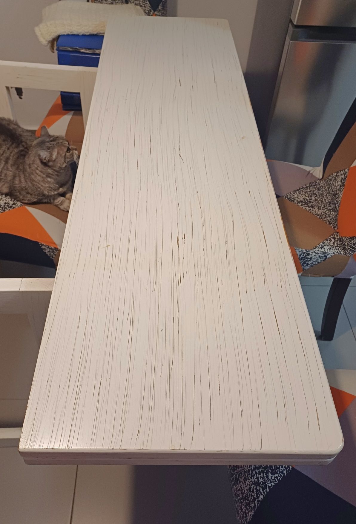 Mesa de madeira maciça, pintada de branco com efeito decapé.