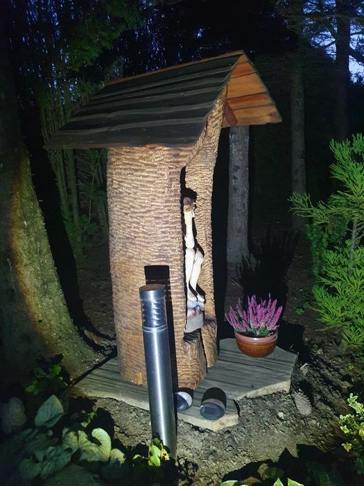 Drewniana kapliczka rzeźbiona