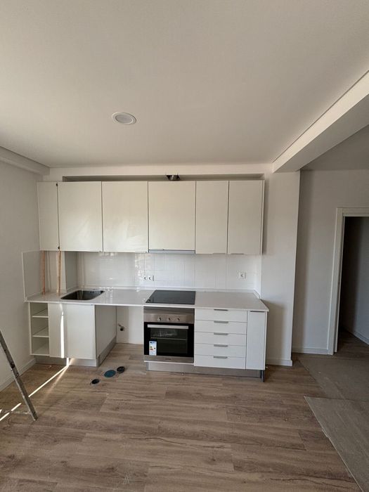 Arrendamento ofice T2 todo remodelado com cozinha equipada