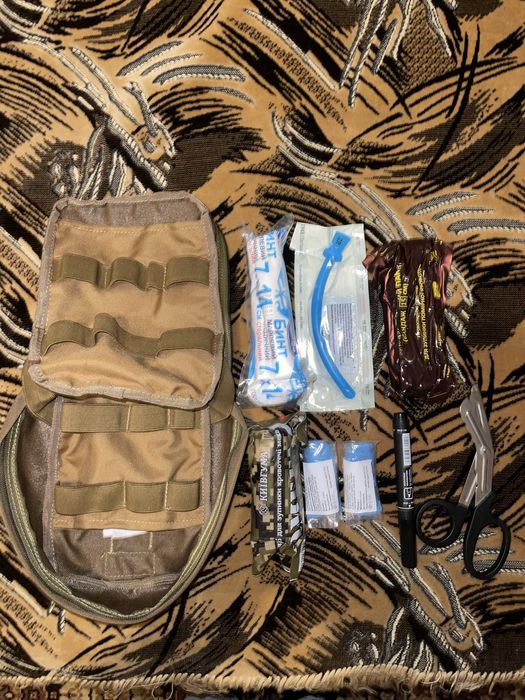 Аптечка(наявність на фото)