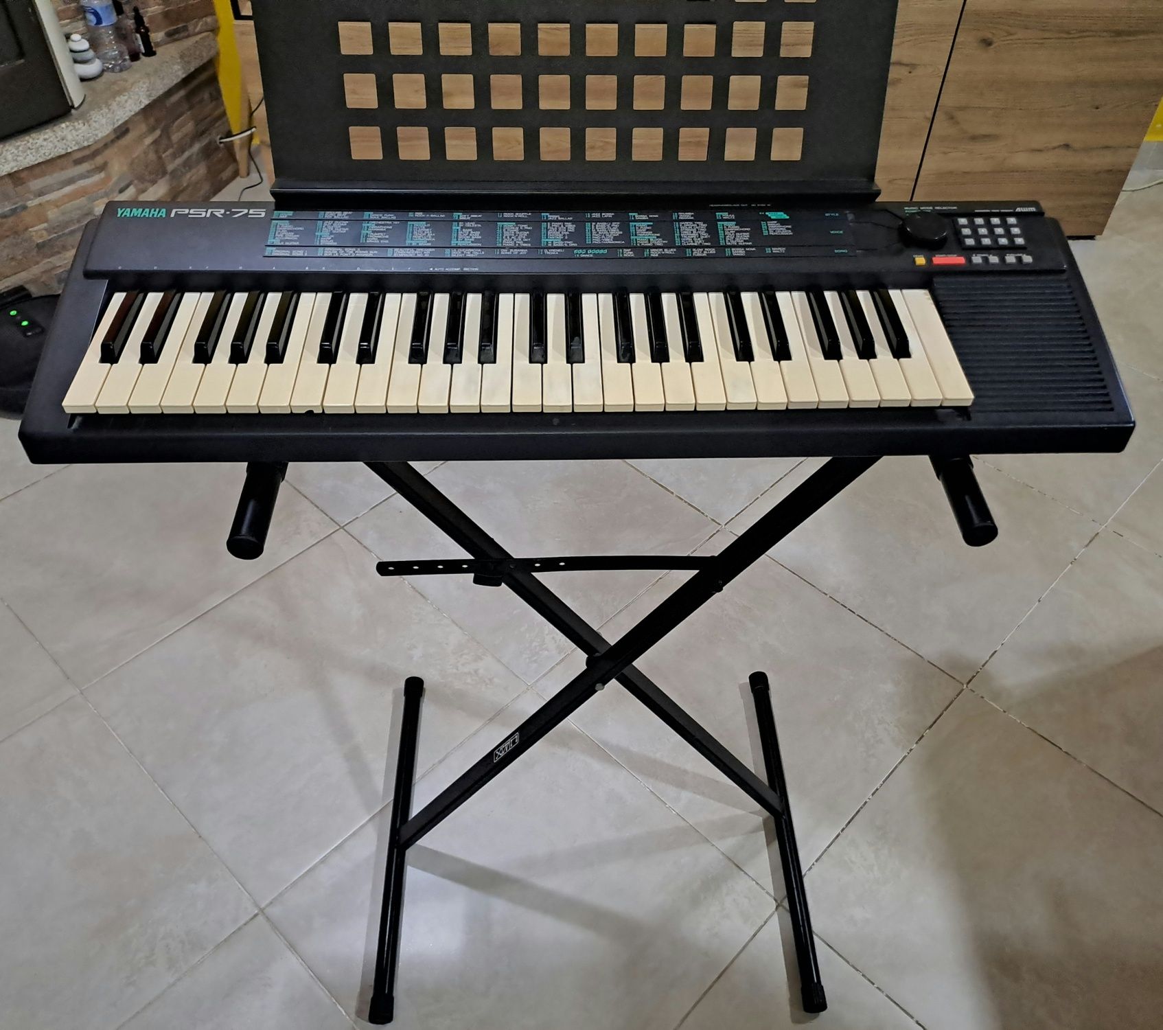 Órgão portátil YAMAHA PSR-75