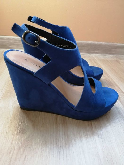 Nowe kobaltowe buty na koturnie