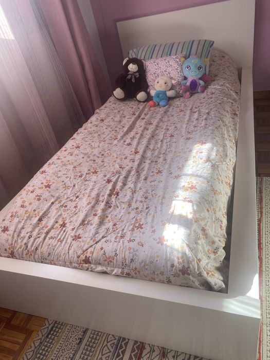 Cama branca 0.90x2.00m e estrado