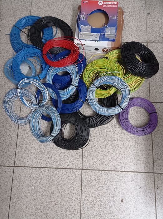 Vendo bobines de fio elétrico.