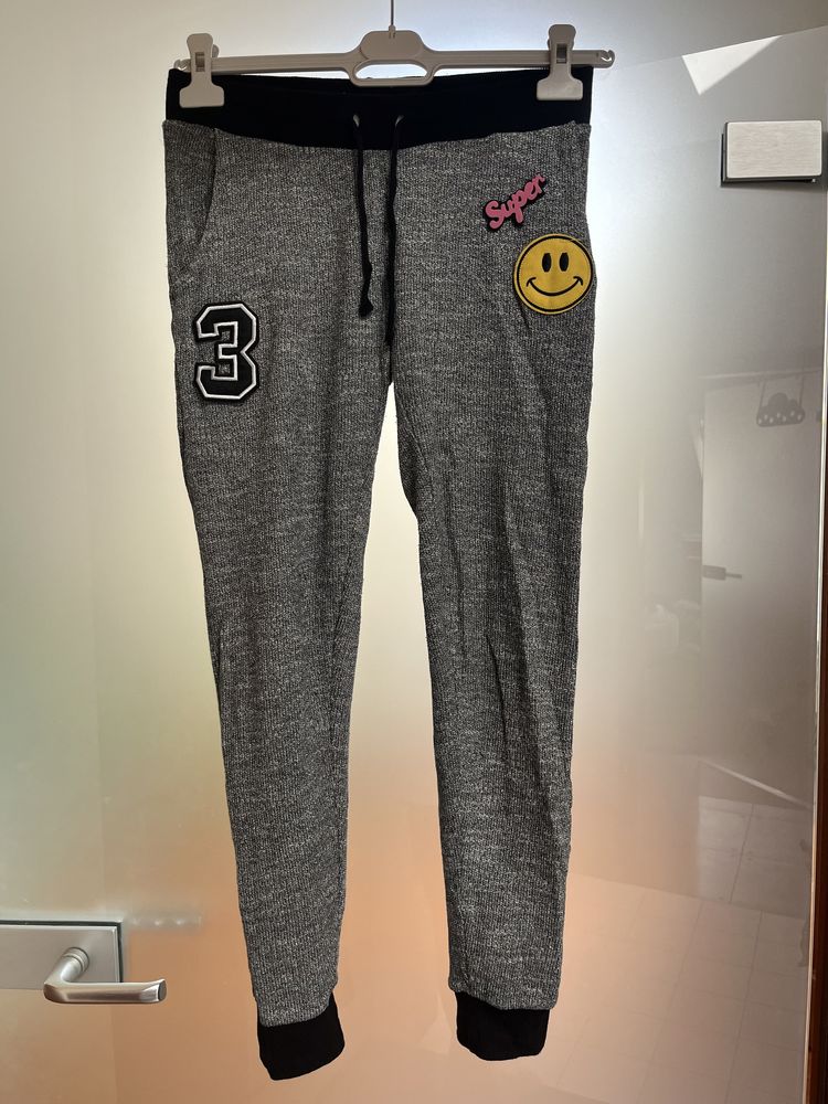 Szare cienkie dresy z naszywkami TK Maxx