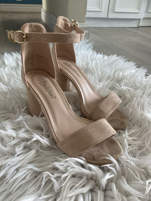 Бежеві туфлі 38-39 р