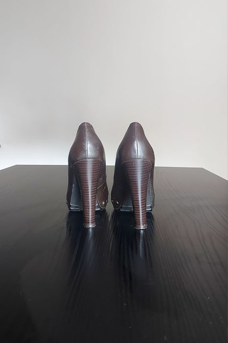 Sapatos de salto alto.