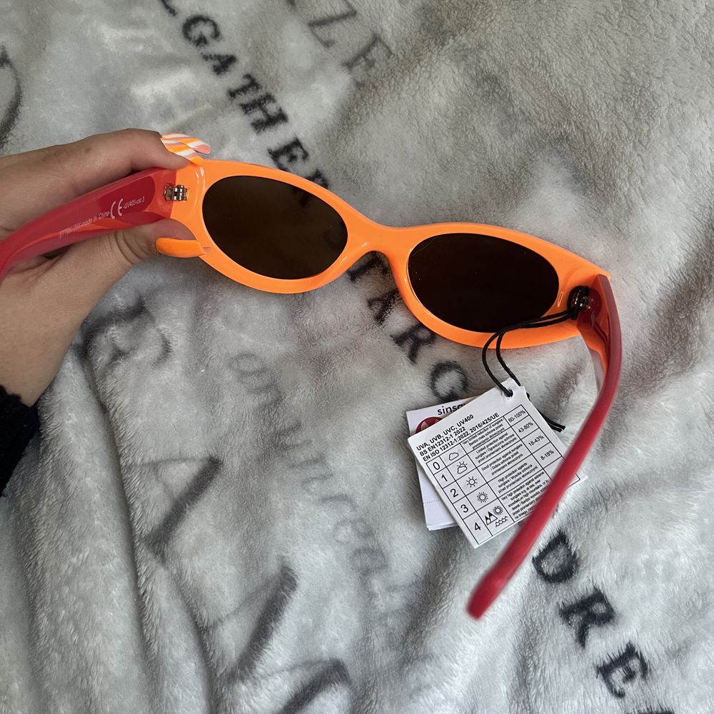 pomarańczowo czerwone okulary sinsay