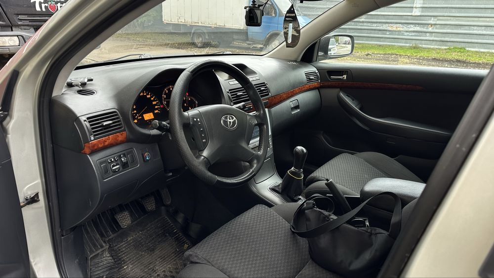 Продам toyota avensis