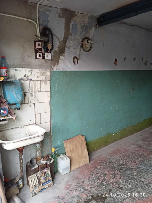 Гараж большой на 2 машины или склада можно на месяц