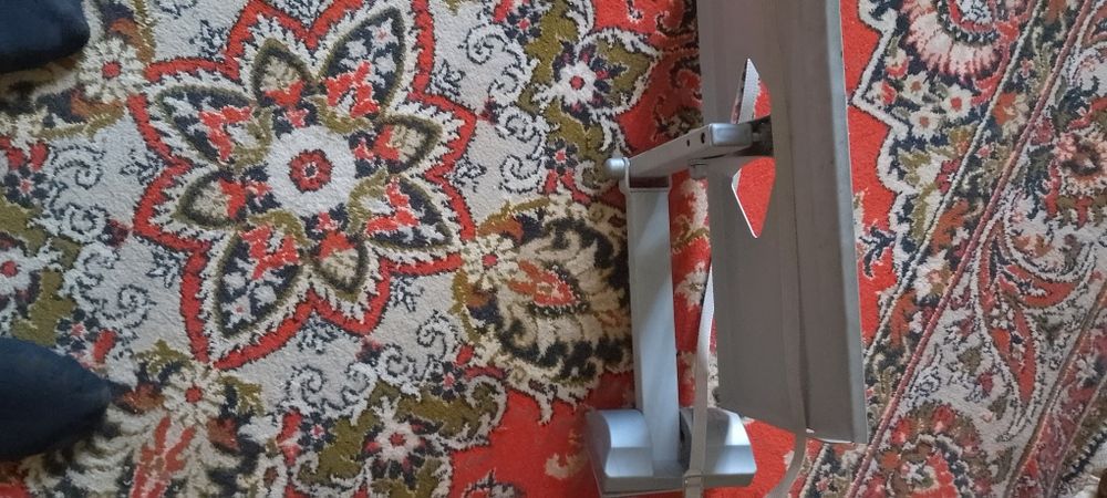 Висяча полка під телевізор.