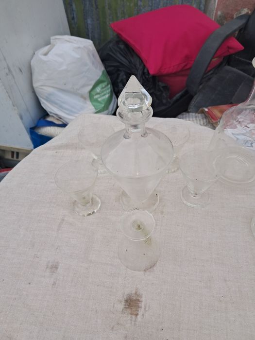 Jarro vidro com cinco copos cocktail