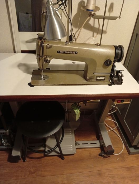Máquina de costura industrial  Mitsubishi ponto corrido a funcionar be