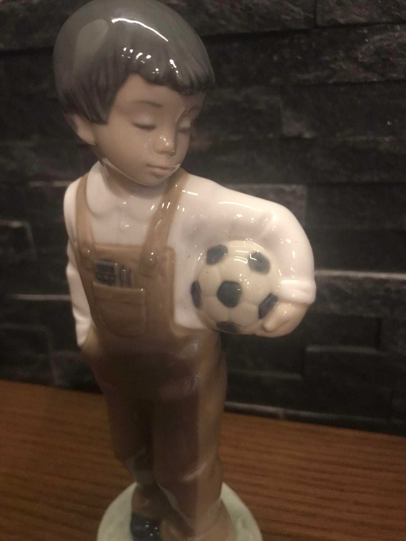 Figurka porcelanowa Nao Lladro Chłopiec z piłką