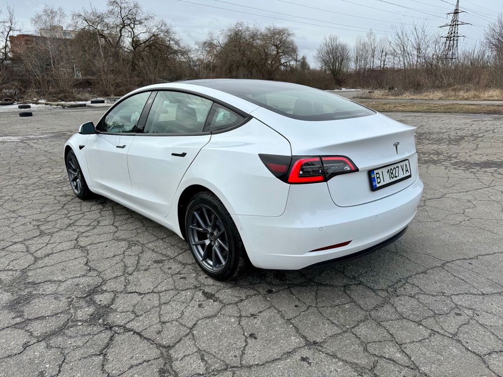 Tesla Model 3 (2023)