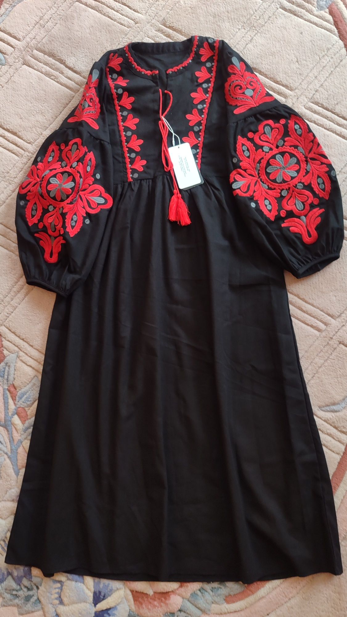 Чорна сукня з вишивкою, вишиванка