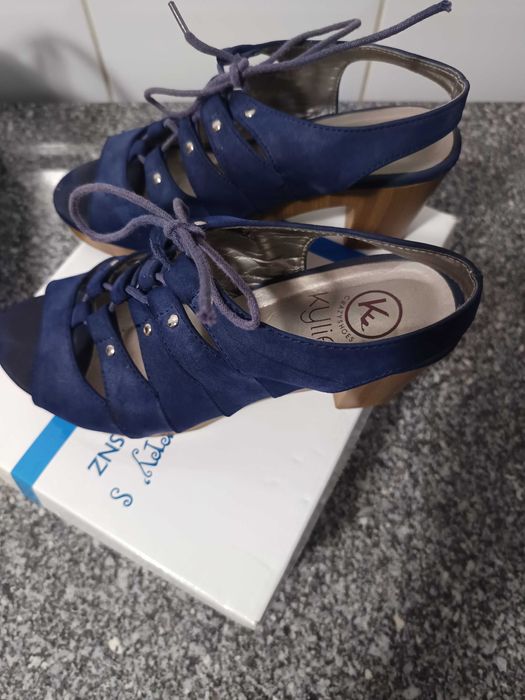 Sapato azul, de senhora