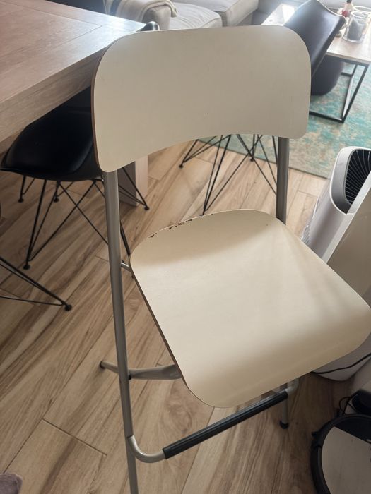 Stol barowy (bialy polysk) z 4 hokerami z ikea