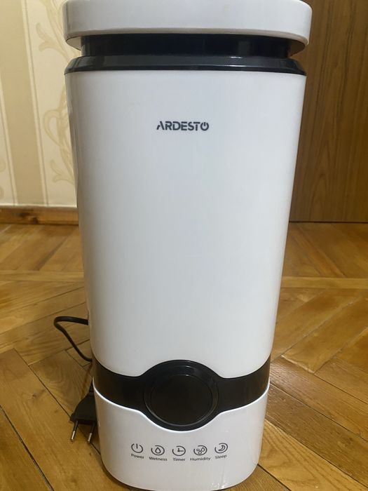 Очищувач та зволожувач повітря у кімнаті