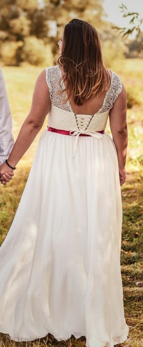 Suknia ślubna. Trzyczęściowy zestaw