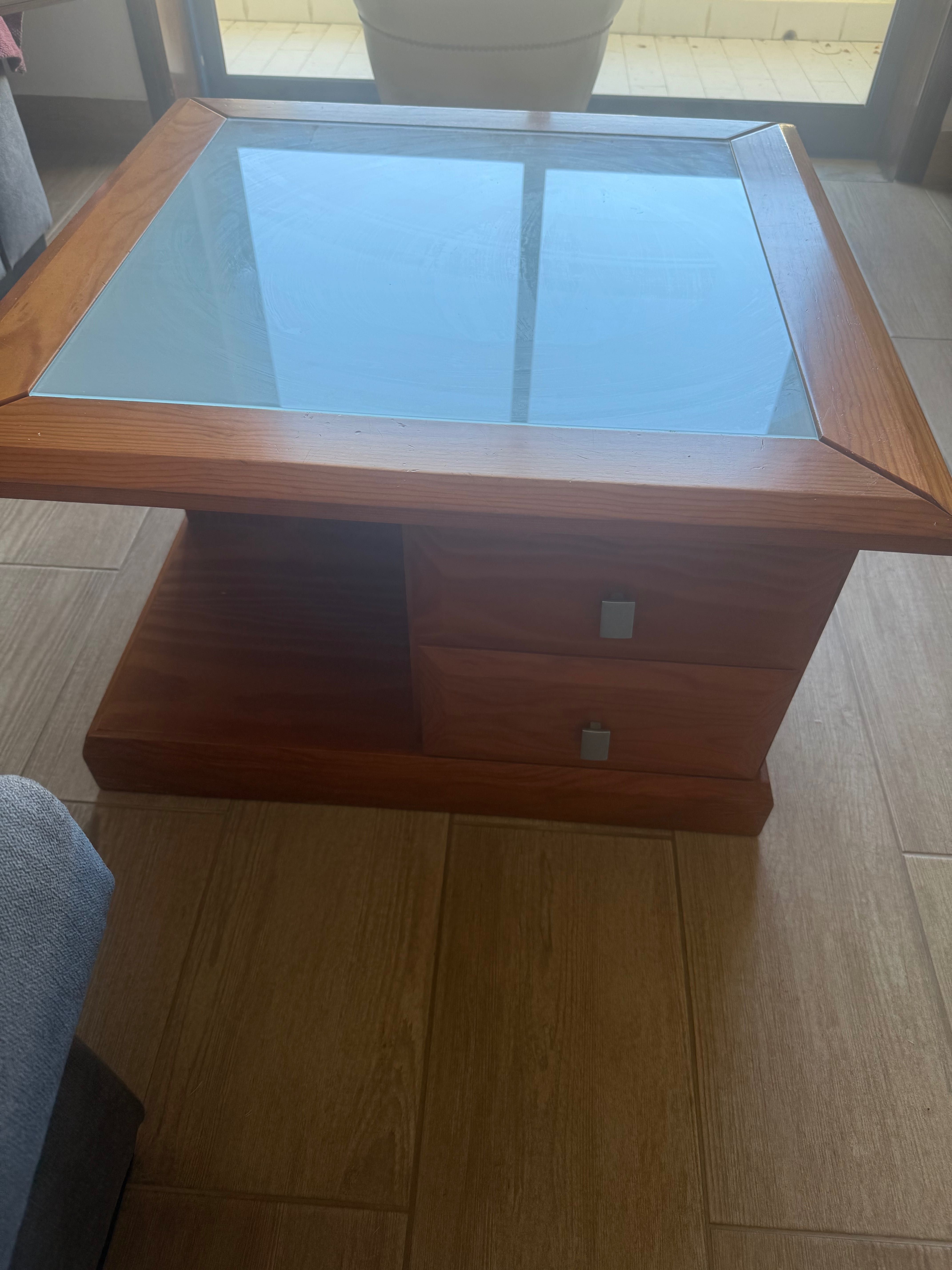 Mesa de centro em Madeira
