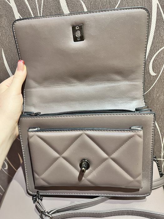 Стильная сумка кросс боди на цепочке.