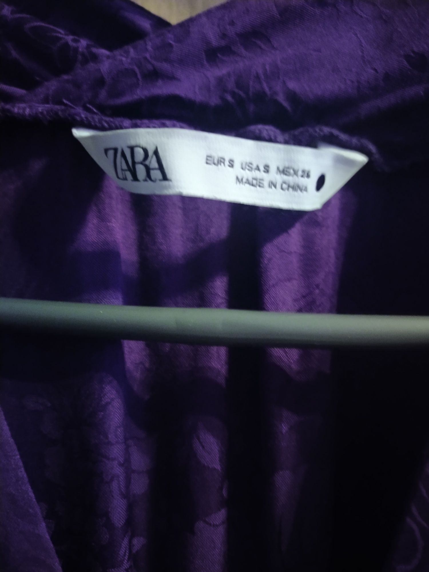 Fioletowa sukienka mini z długim rękawem vintage goth Zara tłoczone kw