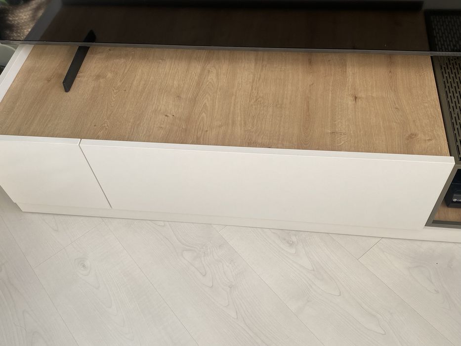 Meble Vox białe azurowe drzwiczki na gorze wykonczenie drewno kolordąb