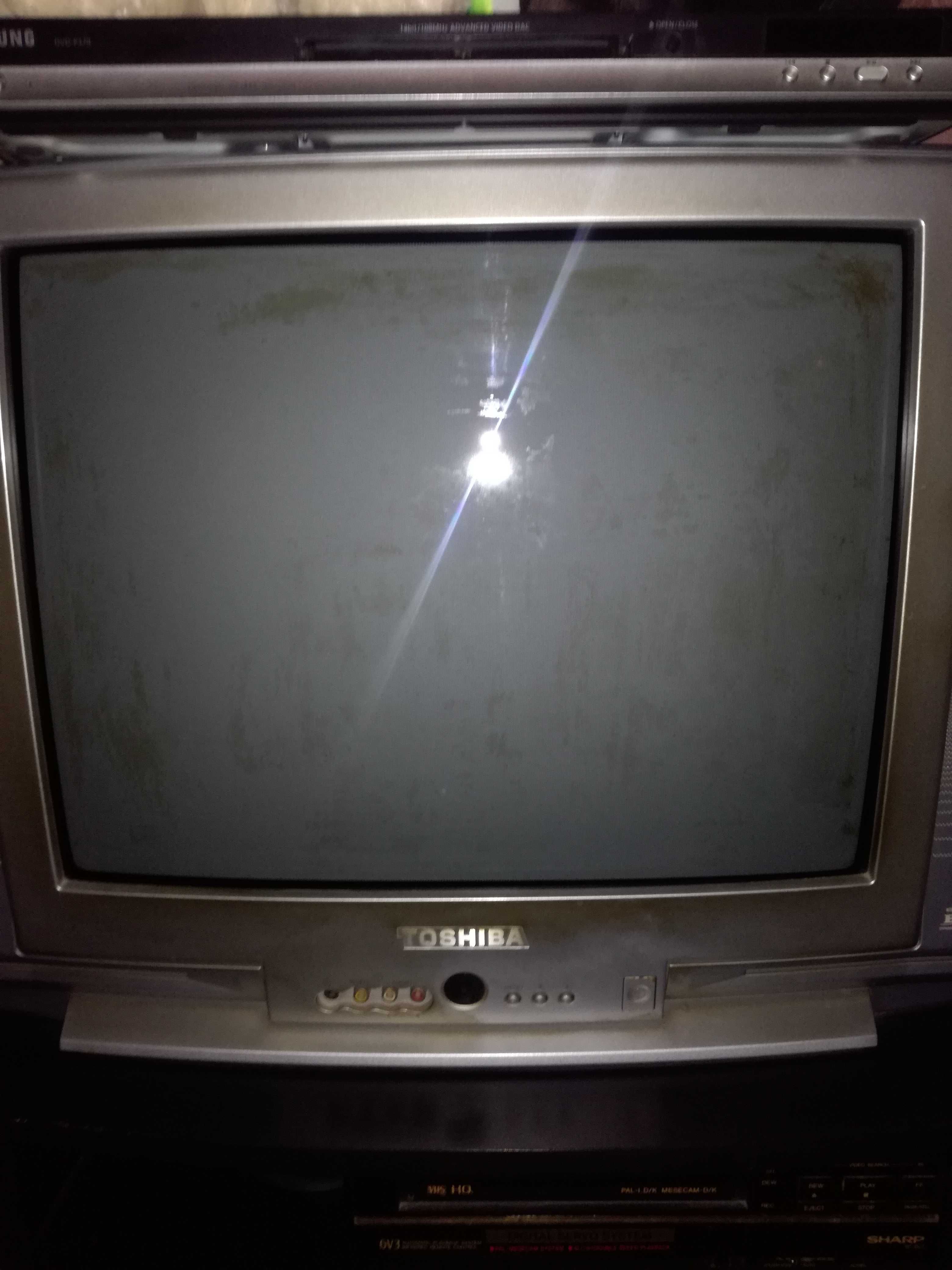 Телевізор кінескопний Toshiba з dvd програвачем та vhs програвачем
