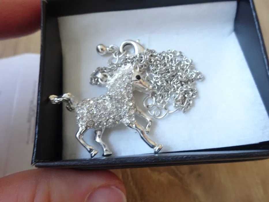 nowy naszyjnik wisiorek posrebrzany srebrny Avon koń z cyrkoniami kolc