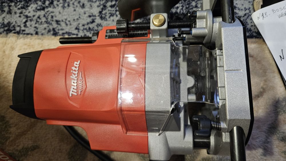 Фрезер Makita M3602 оснащен мощным двигателем мощностью 1650 Вт, что о