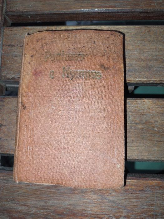 Livro antigo intitulado "Salmos e Hinos", publicado pela Livraria Evan