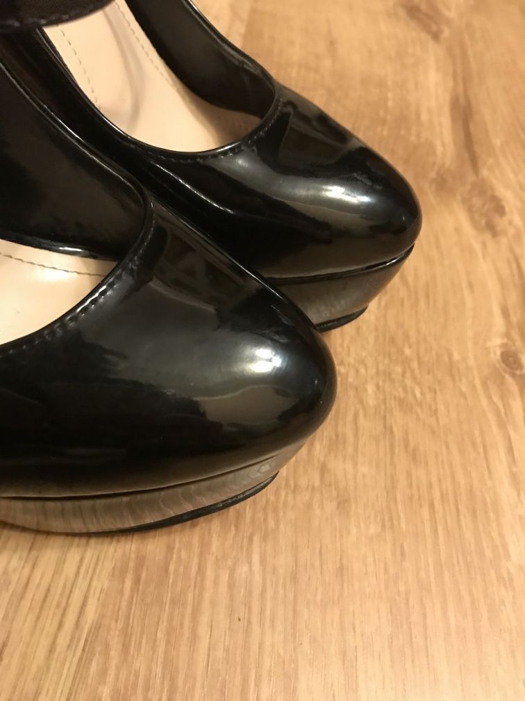 Чорні лакові туфлі 35 розміру