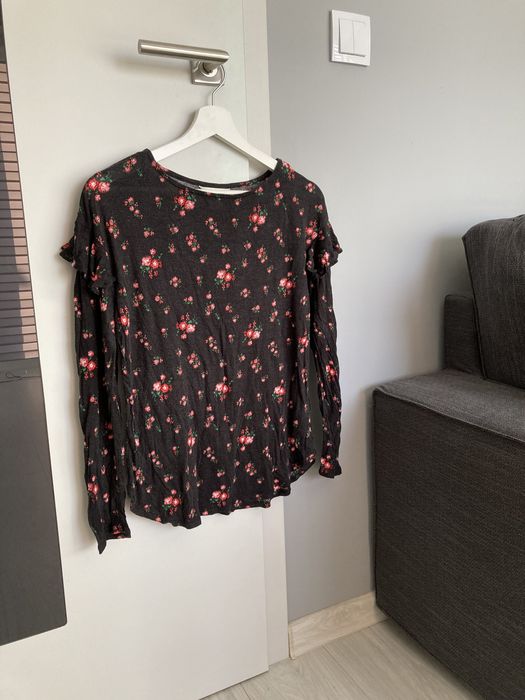 Czarna Bluzka z kwiatkami i falbankami H&M S/36