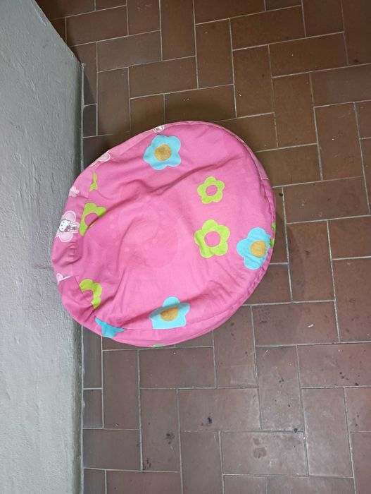 Puf de criança com imagens da Hello Kitty