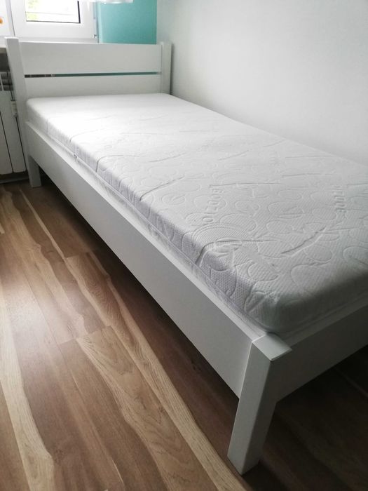Łóżko białe z materacem  100x210