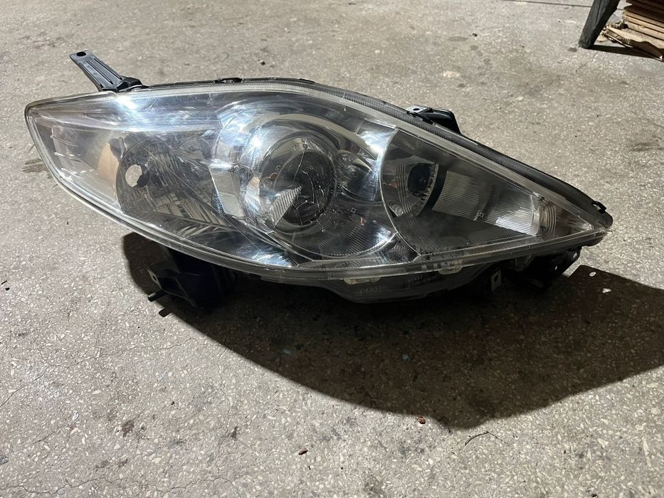 Передня фара. Mazda 5. 2005. Права.