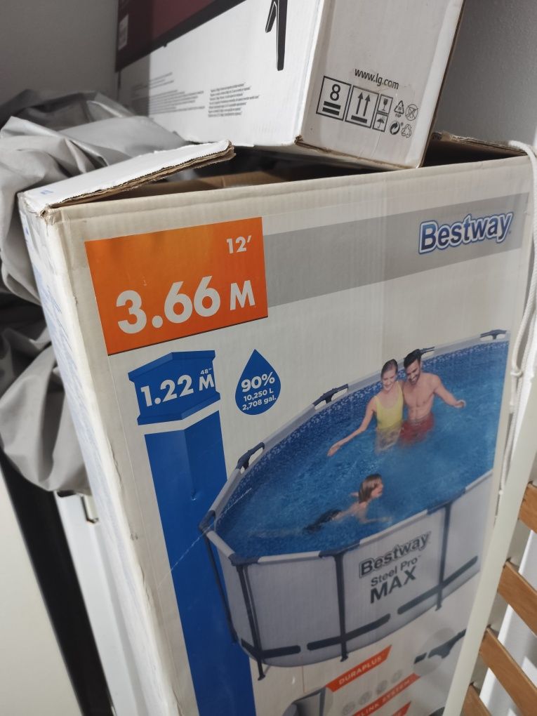 Vendo piscina em ótimo estado e completa, com escadaria motor etc...