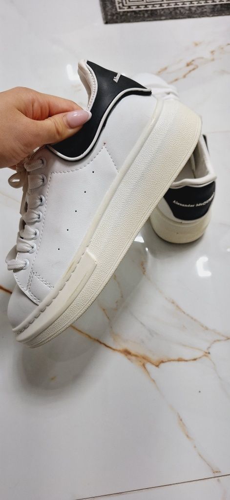 Alexander McQueen Sportowe buty damskie biało czarne snaekersy