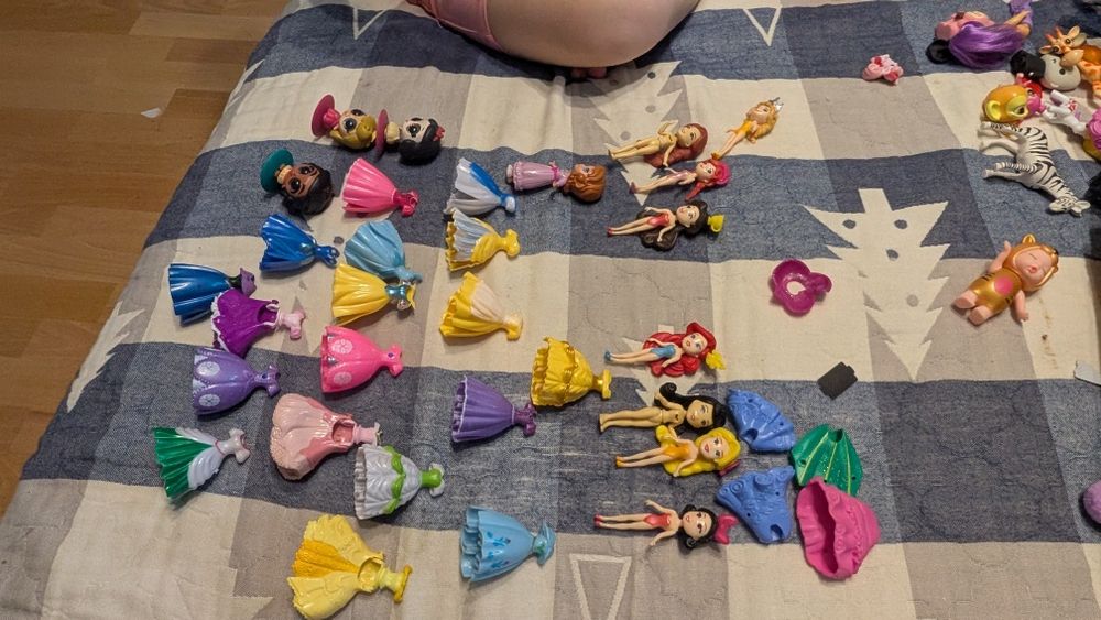 Набір ляльок з сукнями