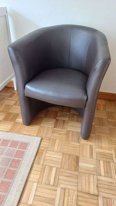 Poltrona em pele sintética