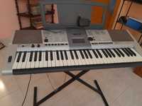 Teclado Yamaha com suporte