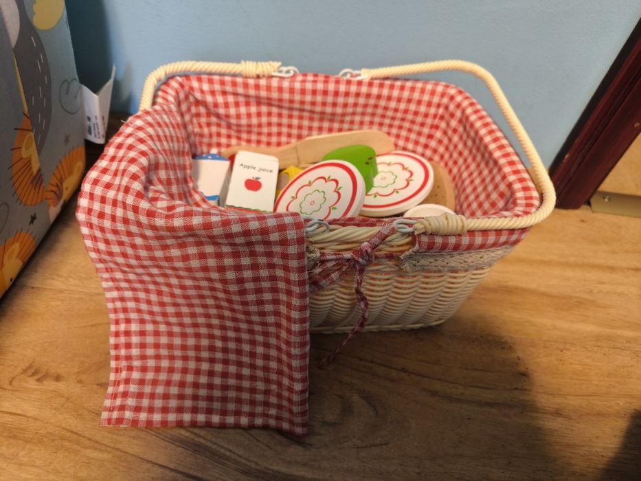 Kosz piknikowy drewnianym jedzeniem