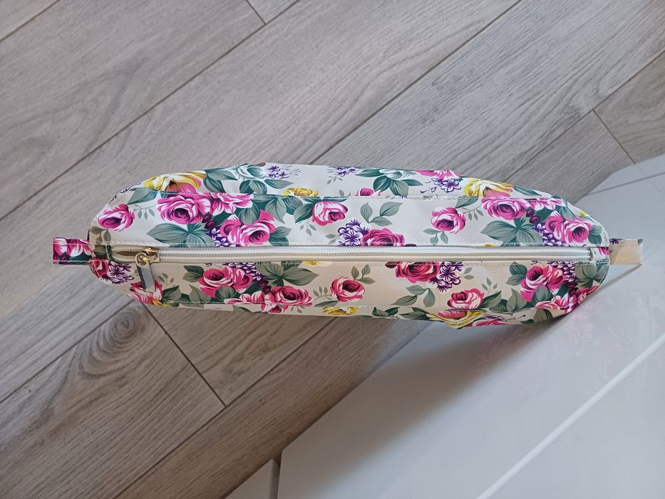 O Bag Mini, beżowy organizer w kolorowe kwiaty do torebki